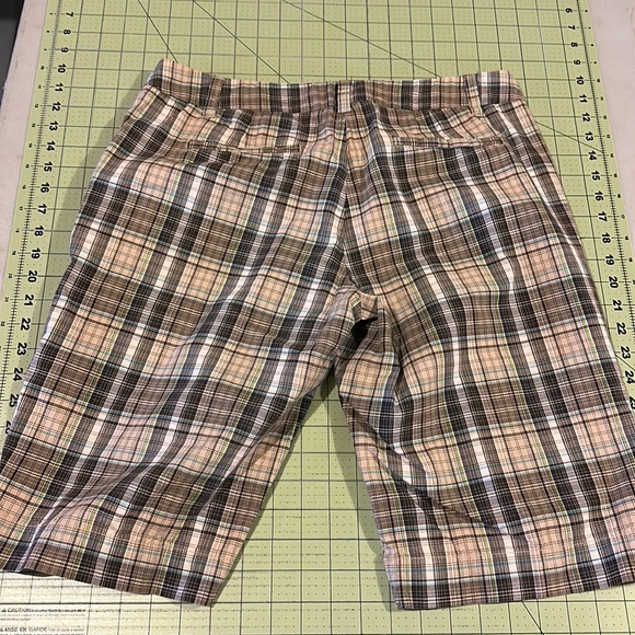 2 pair of plaid Bermuda shorts - Picture 4 of 7